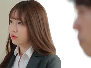 Một cô gái tóc ngắn và xăm hình hoa trên cánh tay, cận cảnh đang quan hệ bằng miệng sâu, bị nhấc bổng lên và đâm mạnh từ phía sau...