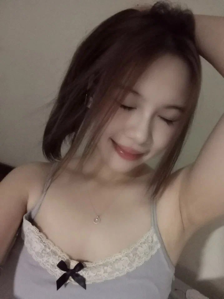 Hẹn hò với một cô gái dễ thương mặc đồ xanh, liếm và cưỡi cô ấy thật mạnh...