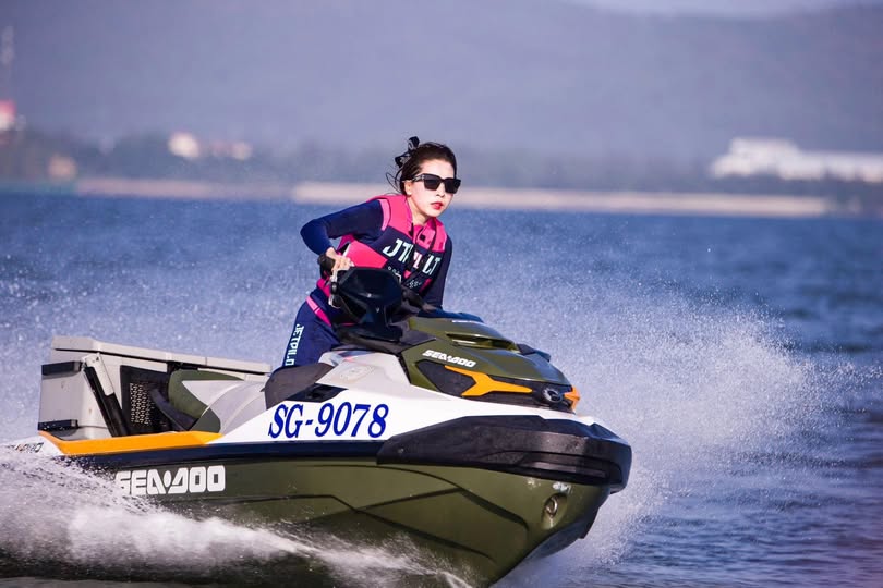 Phê tê tái với dịch chăm sóc a-z của hikari azusa