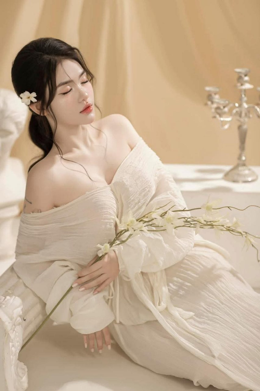 Tình cờ gặp lại bạn trai cũ, giờ đây cô ấy thật xinh và Trả bài siêu giỏi