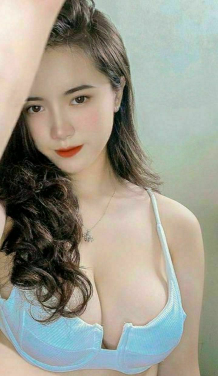 ở nhà làm bài tập cũng không yên với nhỏ bạn thân chuyên “chăn chuối”